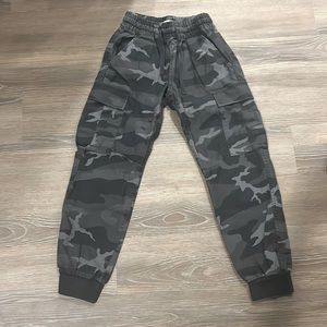 ARITIZIA PERFECT CONDITION CROPPED CAMO PANTS